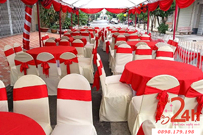 Dịch vụ cưới hỏi 24h trọn vẹn ngày vui chuyên trang trí nhà đám cưới hỏi và nhà hàng tiệc cưới | Cho thuê bàn ghế dựa đãi tiệc tông nền vàng đồng. nơ màu đỏ