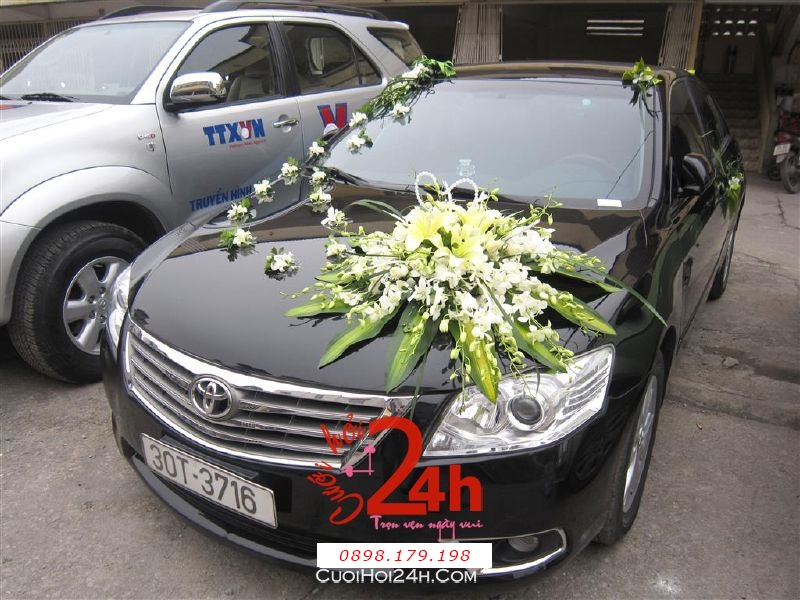Xe cưới màu đen kết hoa lan và ly tông trắng