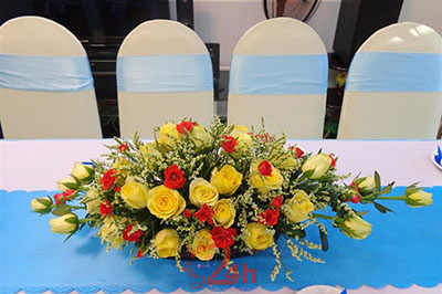 Dịch vụ cưới hỏi 24h trọn vẹn ngày vui chuyên trang trí nhà đám cưới hỏi và nhà hàng tiệc cưới | Hoa để bàn màu vàng