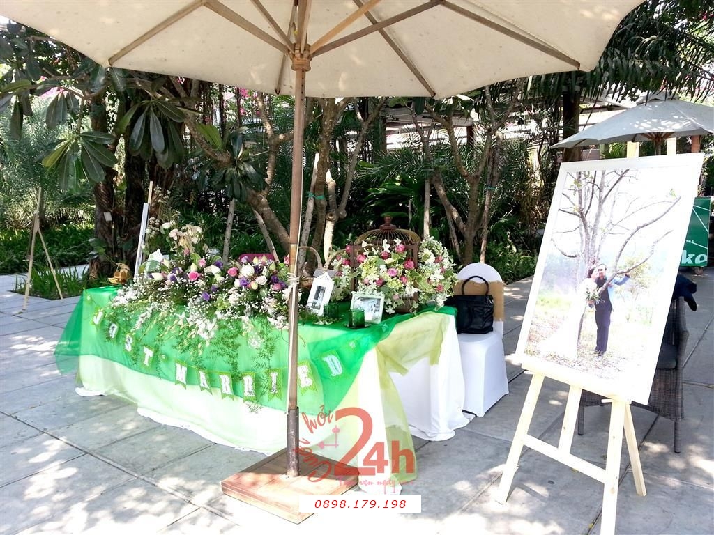 Dịch vụ cưới hỏi 24h trọn vẹn ngày vui chuyên trang trí nhà đám cưới hỏi và nhà hàng tiệc cưới | Trang trí bàn ký tên màu xanh lá tươi đẹp (2)