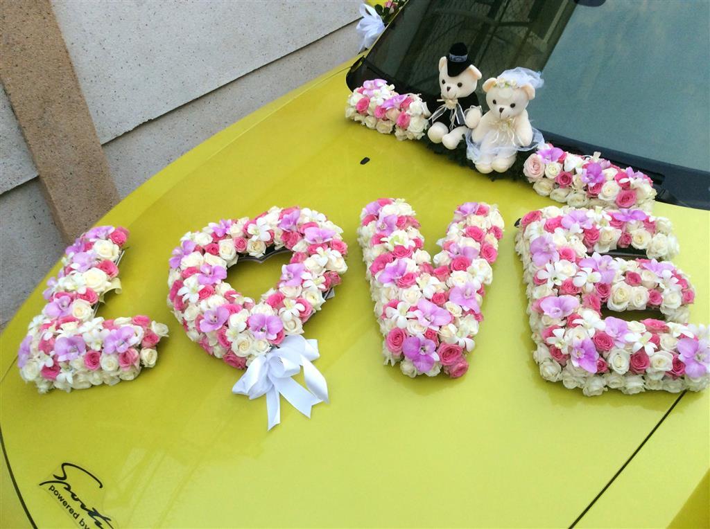 Xe hoa vàng trang trí gấu bông và chữ kết hoa xinh xắn
