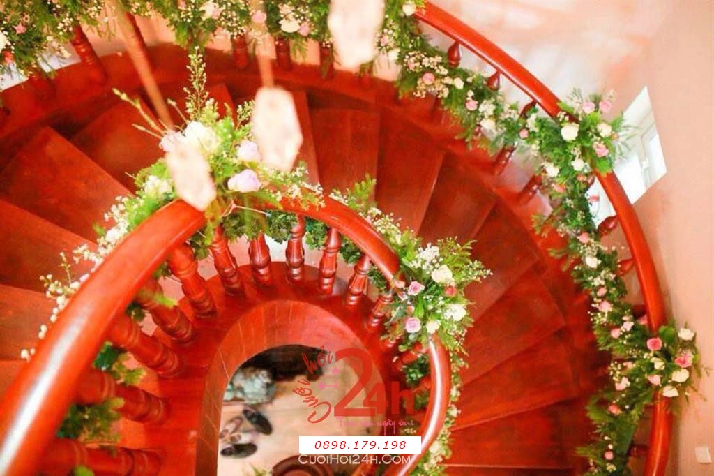 Dịch vụ cưới hỏi 24h trọn vẹn ngày vui chuyên trang trí nhà đám cưới hỏi và nhà hàng tiệc cưới | Trang trí lối đi cầu thang gỗ với dây lá hoa đẹp mắt