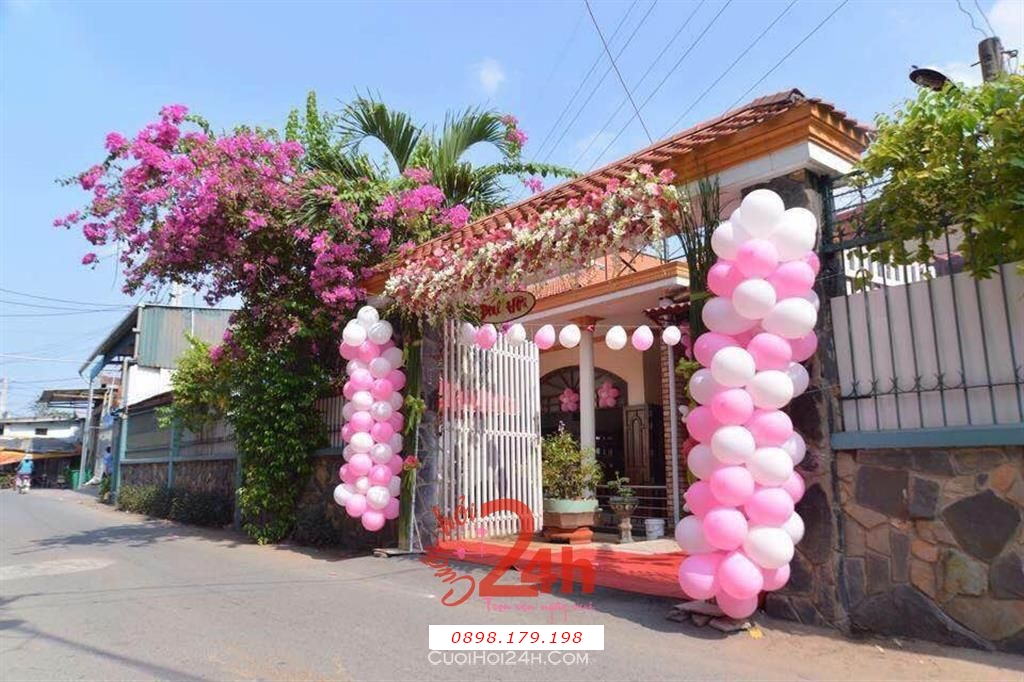 Dịch vụ cưới hỏi 24h trọn vẹn ngày vui chuyên trang trí nhà đám cưới hỏi và nhà hàng tiệc cưới | Cổng hoa tươi tông màu trắng hồng với bong bóng ngọt ngào (2)