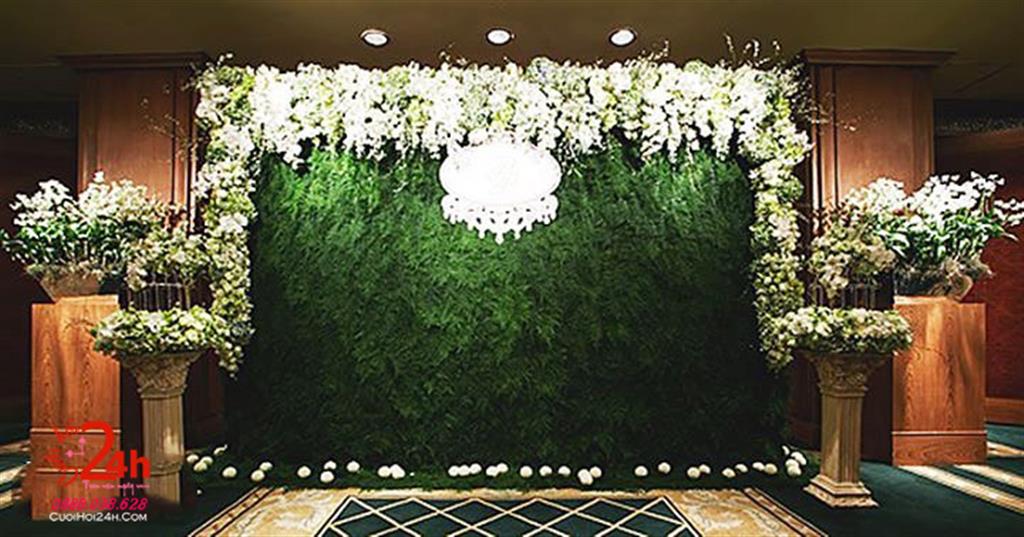 Dịch vụ cưới hỏi 24h trọn vẹn ngày vui chuyên trang trí nhà đám cưới hỏi và nhà hàng tiệc cưới | Backdrop cưới nền xanh lá mái kết hoa lan mềm mại