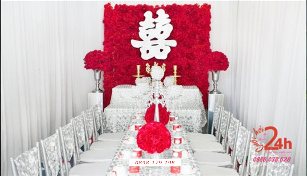 Dịch vụ cưới hỏi 24h trọn vẹn ngày vui chuyên trang trí nhà đám cưới hỏi và nhà hàng tiệc cưới | Trang trí nhà đám cưới với nền màu bạc kết hoa giấy đỏ