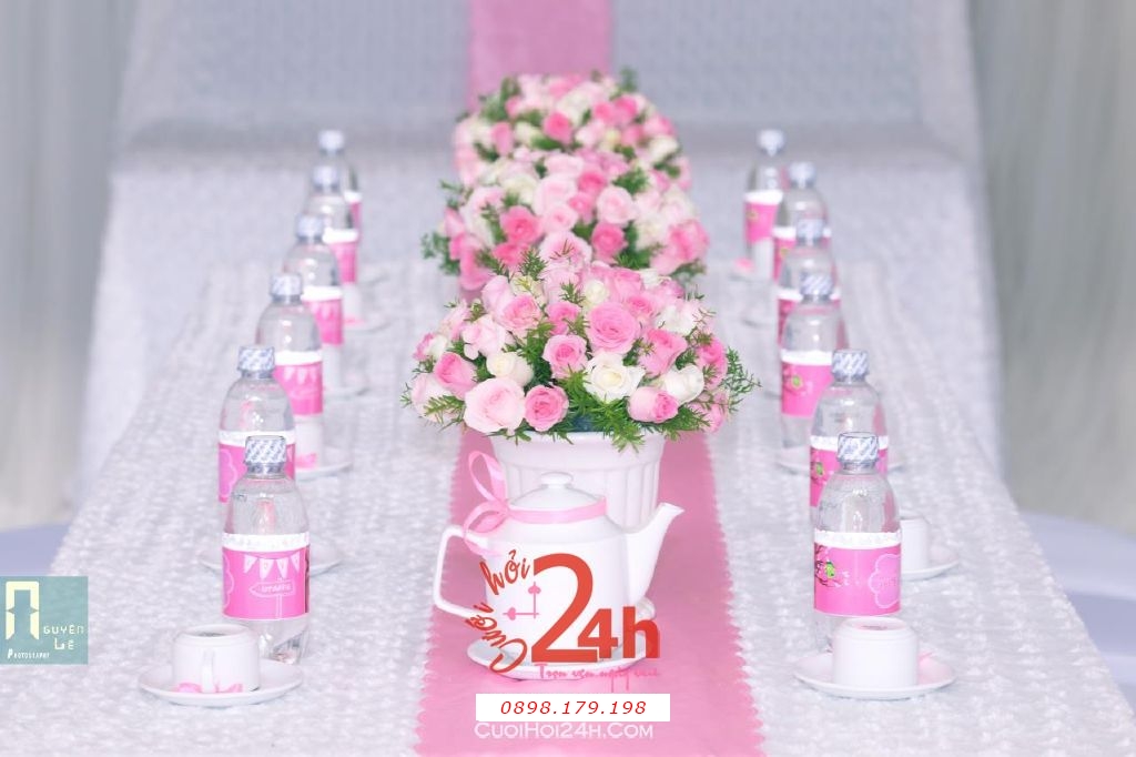 Dịch vụ cưới hỏi 24h trọn vẹn ngày vui chuyên trang trí nhà đám cưới hỏi và nhà hàng tiệc cưới | Lọ hoa để bàn hai họ tông hồng pastel dễ thương với hoa hồng tươi xinh (3)