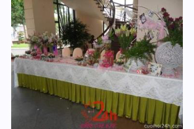 Dịch vụ cưới hỏi 24h trọn vẹn ngày vui chuyên trang trí nhà đám cưới hỏi và nhà hàng tiệc cưới | Trang trí bàn ký tên tông xanh lá với hoa tươi tắn